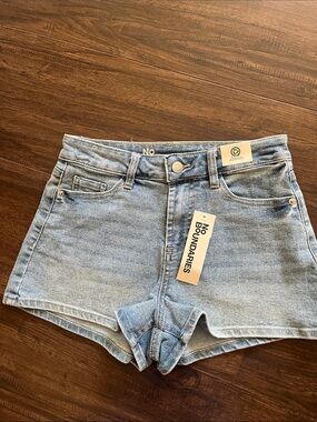 No Boundaries Light Wash Denim High-Rise Women's Shorts
